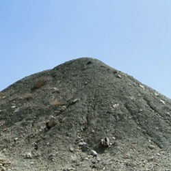 Zicht op het dorp Agost met bergen op de achtergrond