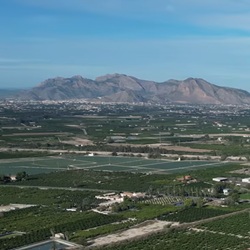 Straatbeeld van Benejúzar met traditionele bebouwing