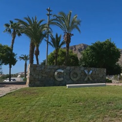 Uitzicht over Cox vanaf hoger gelegen wandelpad