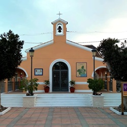 Kerk met blauwe koepel op dorpsplein