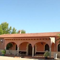 Fietser in de velden Fietser tussen citrusvelden en bergen in de verte