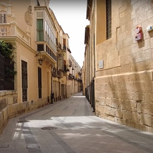 Orihuela met historische gebouwen en bergen