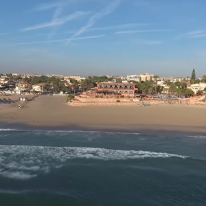 Brede zandstrook en palmbomen bij Playa de Campoamor