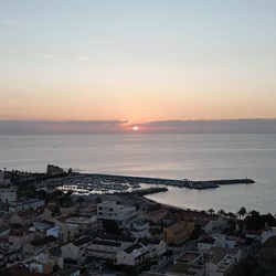 Straatbeeld Pilar de la Horadada met typisch mediterraan karakter