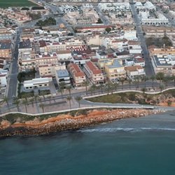 Strand Playa del Conde met oude toren