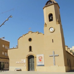 Straatbeeld van Rafal met balkonnetjes