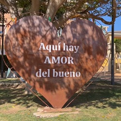 Straatbeeld in het centrum van San Miguel de Salinas