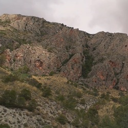 Straatbeeld Crevillent met bergen