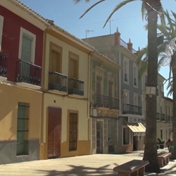 Wijngaarden en heuvels bij wandelroute in Hondón