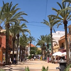 Dorpsstraat met balkonnetjes en bloemen in Hondón