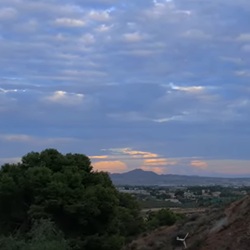 Natuurgebied rond Novelda met droog landschap en kurkdroge rivierbeddingen