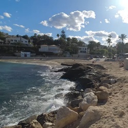 Gezinsvriendelijk strand Cala La Fustera in Benissa Fijn zandstrand Cala La Fustera