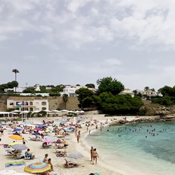 Cala aan de kust van Benissa met pijnbomen