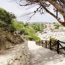 Kustpad Paseo Ecológico Benissa langs rotsachtige baai