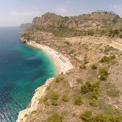 Oude vissershutjes aan Cala Llebeig tussen rotsen