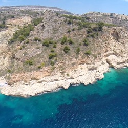 Kleine baai van Cala dels Testos met turquoise water en rotsen