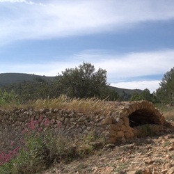 Wandelroute langs oude spoorlijn in Gata