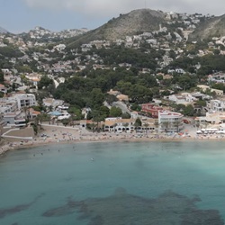 Rotsachtige baai met turquoise zee bij Teulada
