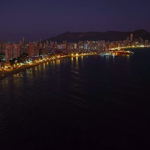 Feestelijke sfeer op het plein van Benidorm