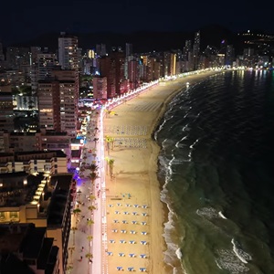 Playa de Poniente met promenade