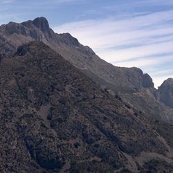 Wandelpad met uitzicht richting kust