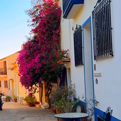 Straatbeeld Finestrat met witte huizen en bergdecor