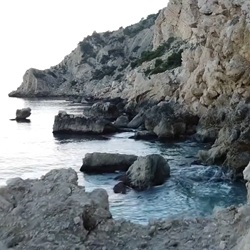 Zicht over het strand van Cala de Finestrat met helder water