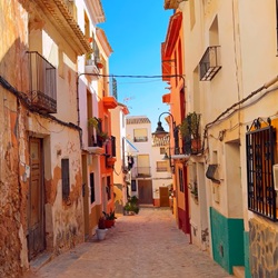 Kerk en straat in historisch centrum Finestrat