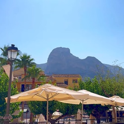 Fietsen in het bergachtige landschap rond Polop