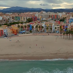 Kleurrijke huizen langs de kust in Villajoyosa