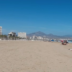 Strandbeeld van San Juan met palmbomen