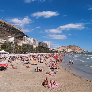 Zandstrand van Alicante met uitzicht op zee