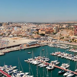 El Campello kustlijn en stad