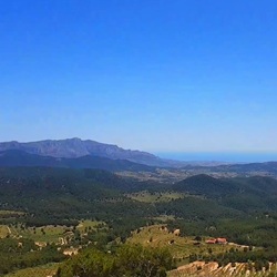 Ochtendzon over het berglandschap bij Jijona