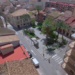 Straat in Mutxamel met bergen op de achtergrond