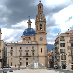 Panoramisch uitzicht op Alcoy vanaf een van de bruggen