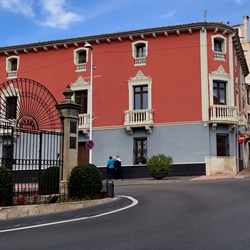 Straatbeeld Onil met historische gevels