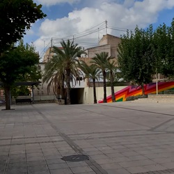 Uitzicht op Onil met bergen