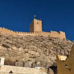 Uitzicht op Sax met kasteel