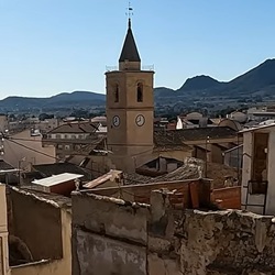 Straat met werkplaats in Sax