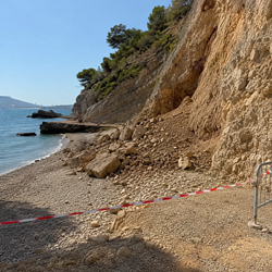Rotsverschuiving bij Playa de la Solsida in Altea